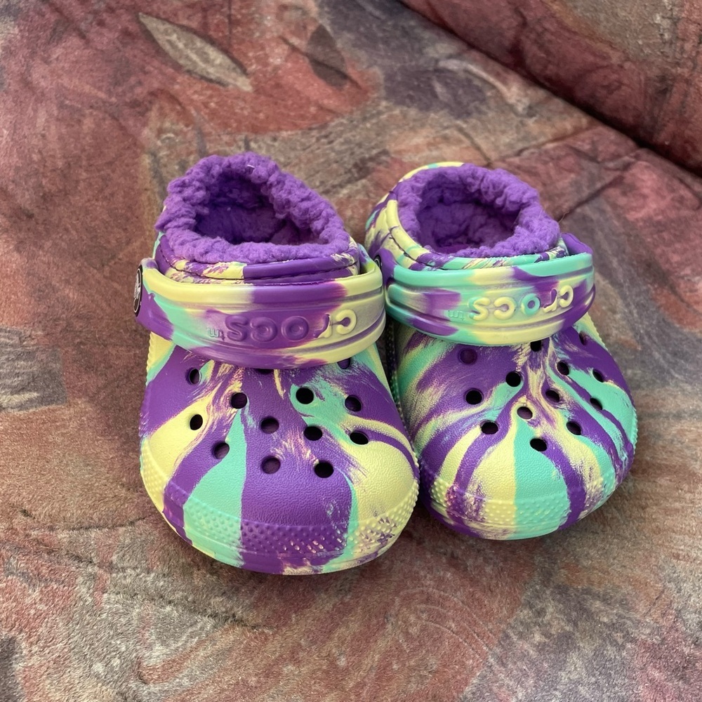 Baby girl Crocs with fur on inside. Size 4C​